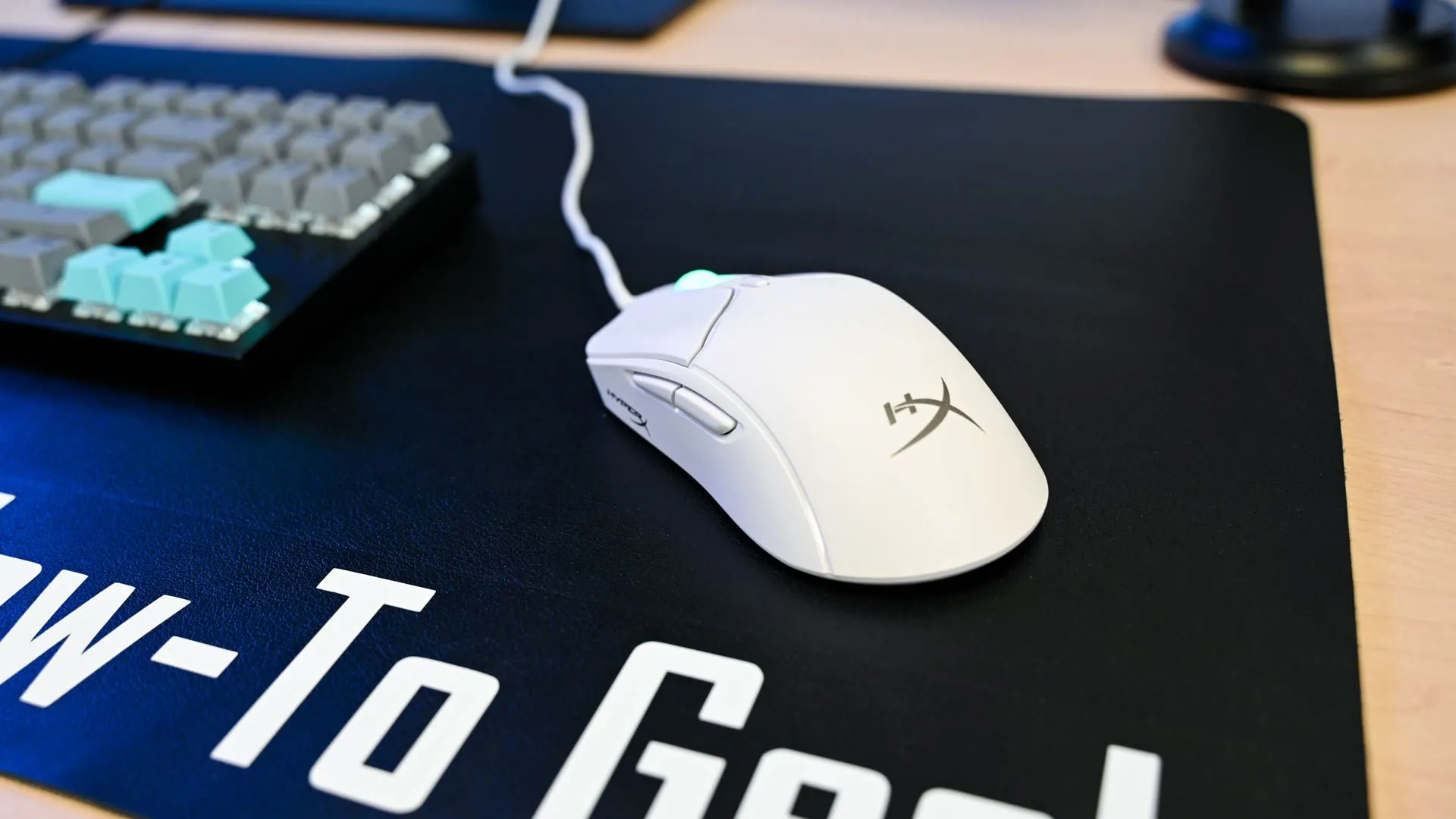 Chuột gaming HyperX Haste 2 trên bàn di chuột dày, minh họa khả năng theo dõi chính xác và ổn định