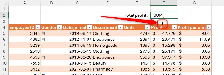 Công thức SUM trong Excel đang được tạo, con trỏ chuột biến thành mũi tên đen khi di chuột qua tên cột trong bảng, cho phép chọn toàn bộ cột để tính toán.