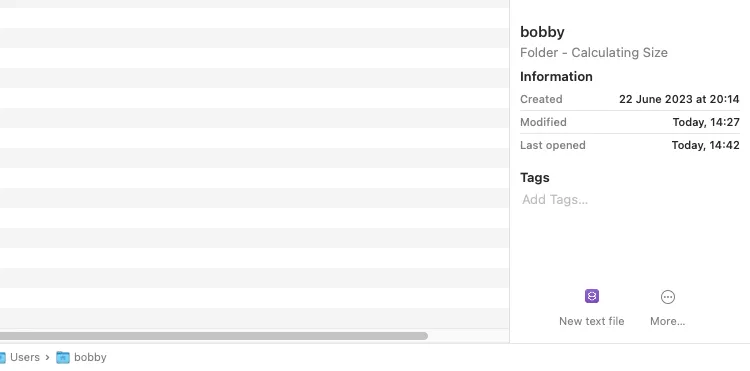 Cửa sổ Finder trên macOS hiển thị menu Tác vụ nhanh, bao gồm phím tắt 'Tạo tệp văn bản mới' đã được thêm vào, giúp tạo file dễ dàng.