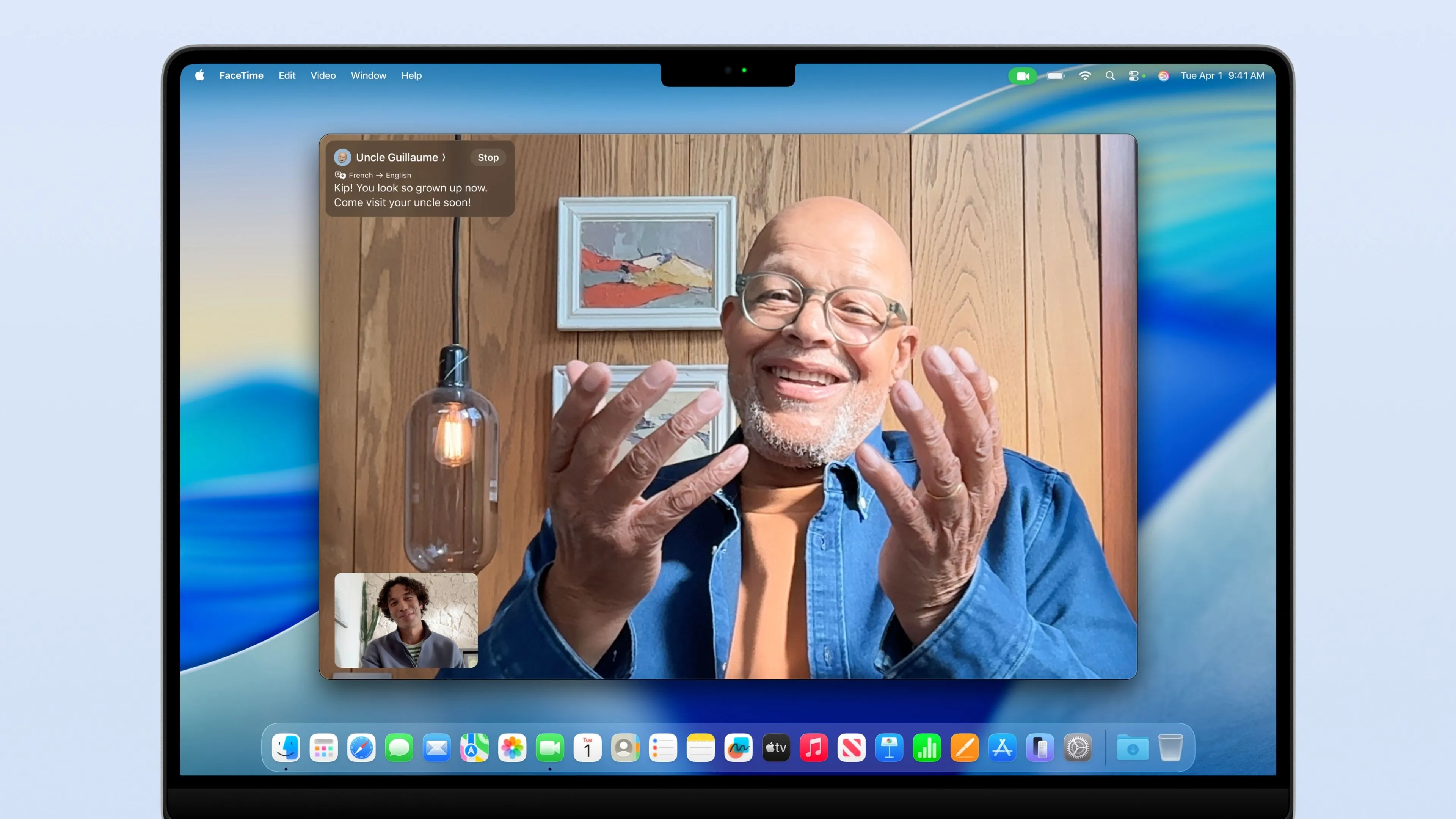 Cuộc gọi video FaceTime trên Mac hiển thị chú và cháu trai, cùng phụ đề dịch trực tiếp.