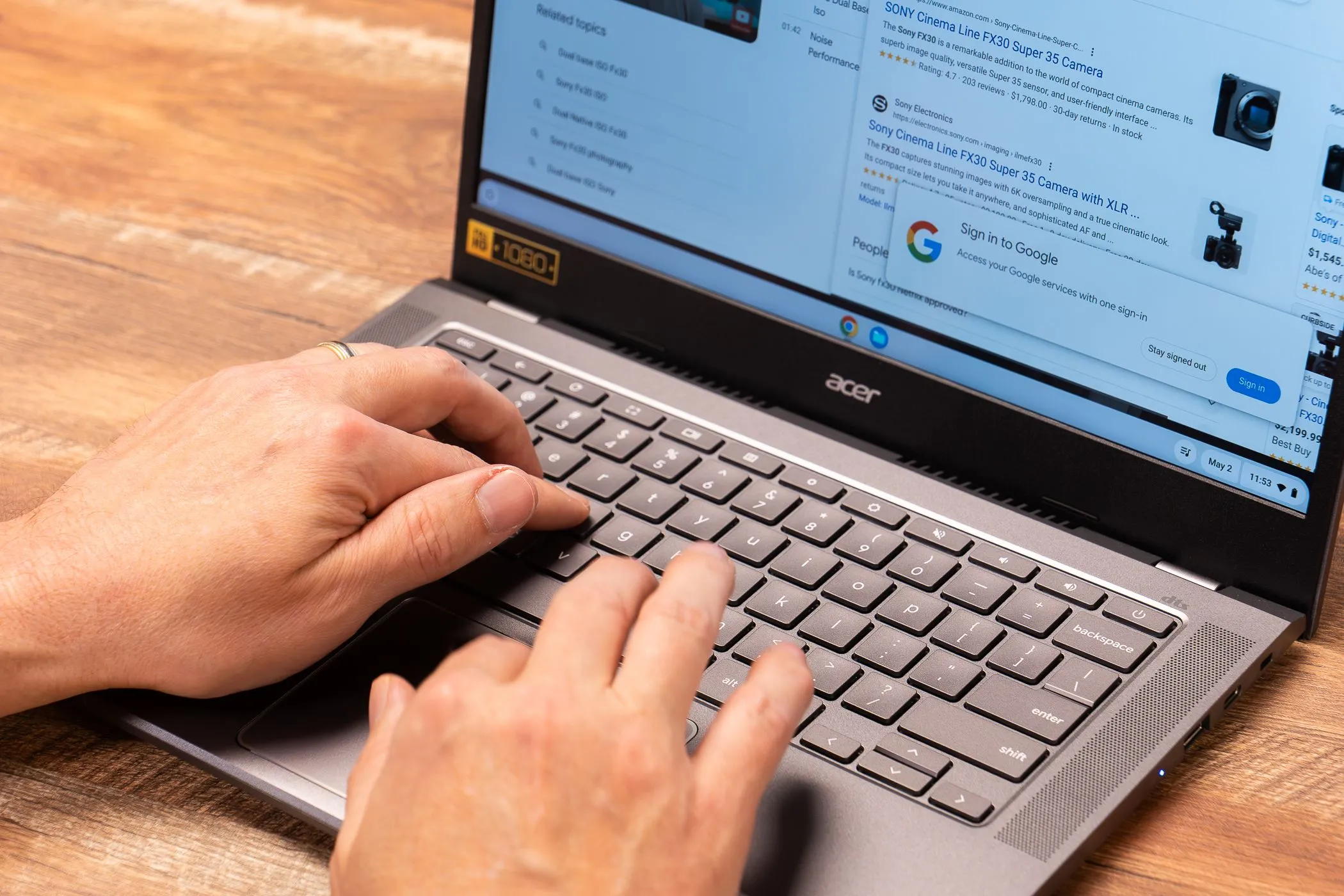 Đôi bàn tay đang gõ phím trên máy tính xách tay Acer Chromebook Plus, thể hiện trải nghiệm bàn phím tốt
