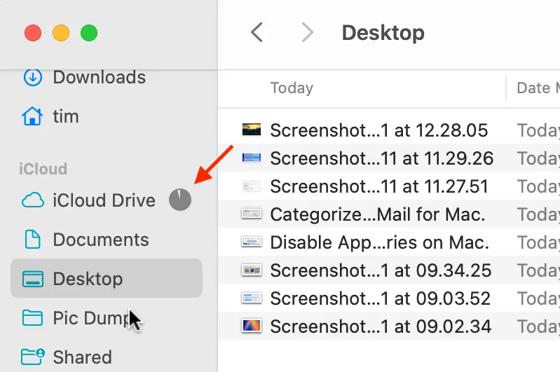 Giao diện Finder của macOS đang hiển thị quá trình đồng bộ hóa với iCloud Drive.