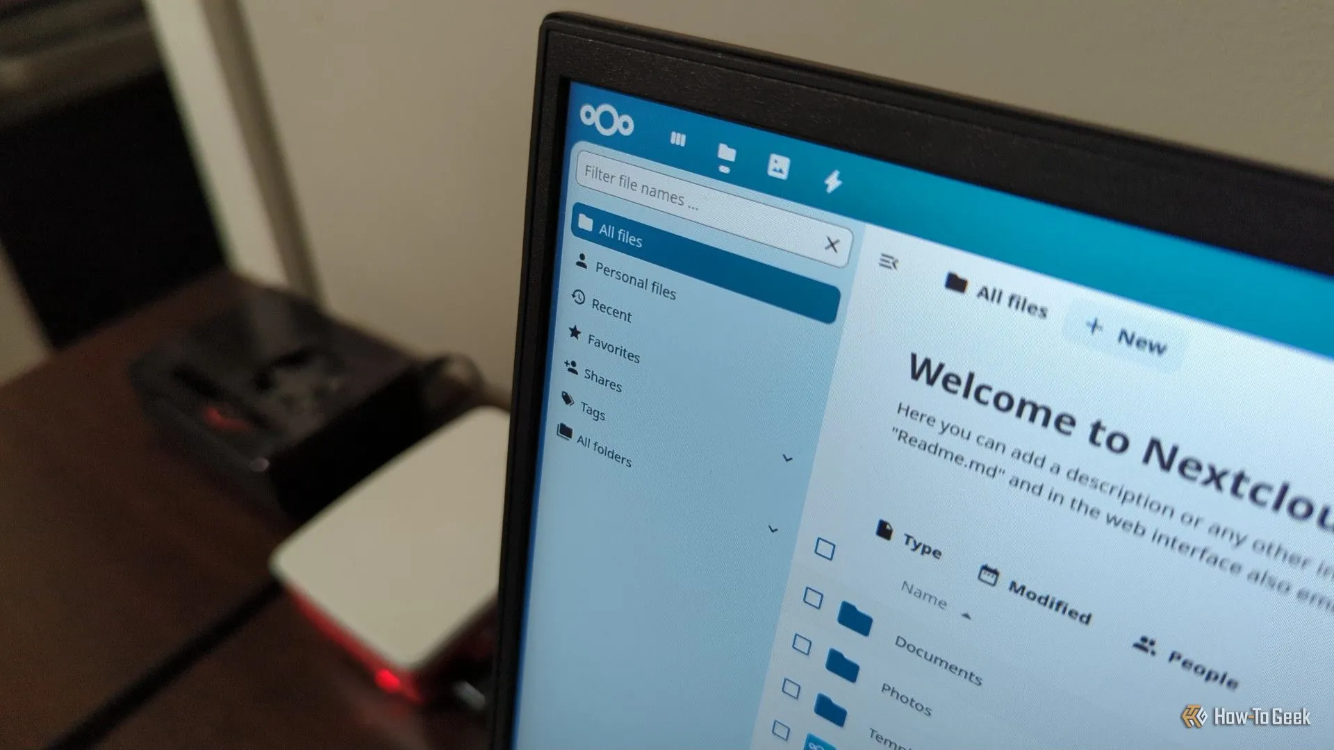Giao diện Nextcloud trên màn hình laptop, với hai thiết bị Raspberry Pi ở phía sau.