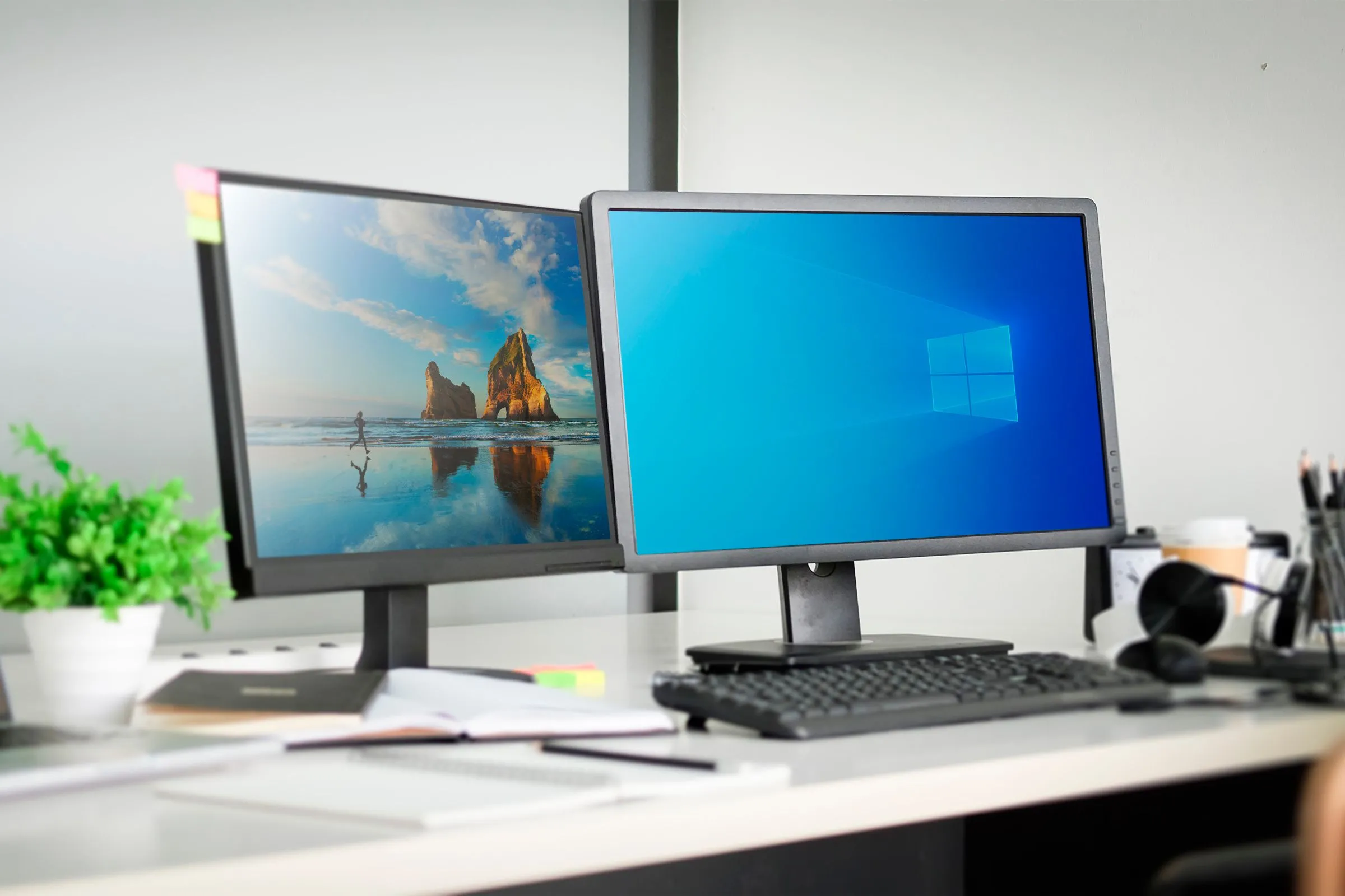 Hai màn hình hiển thị hình nền Windows 10 khác nhau