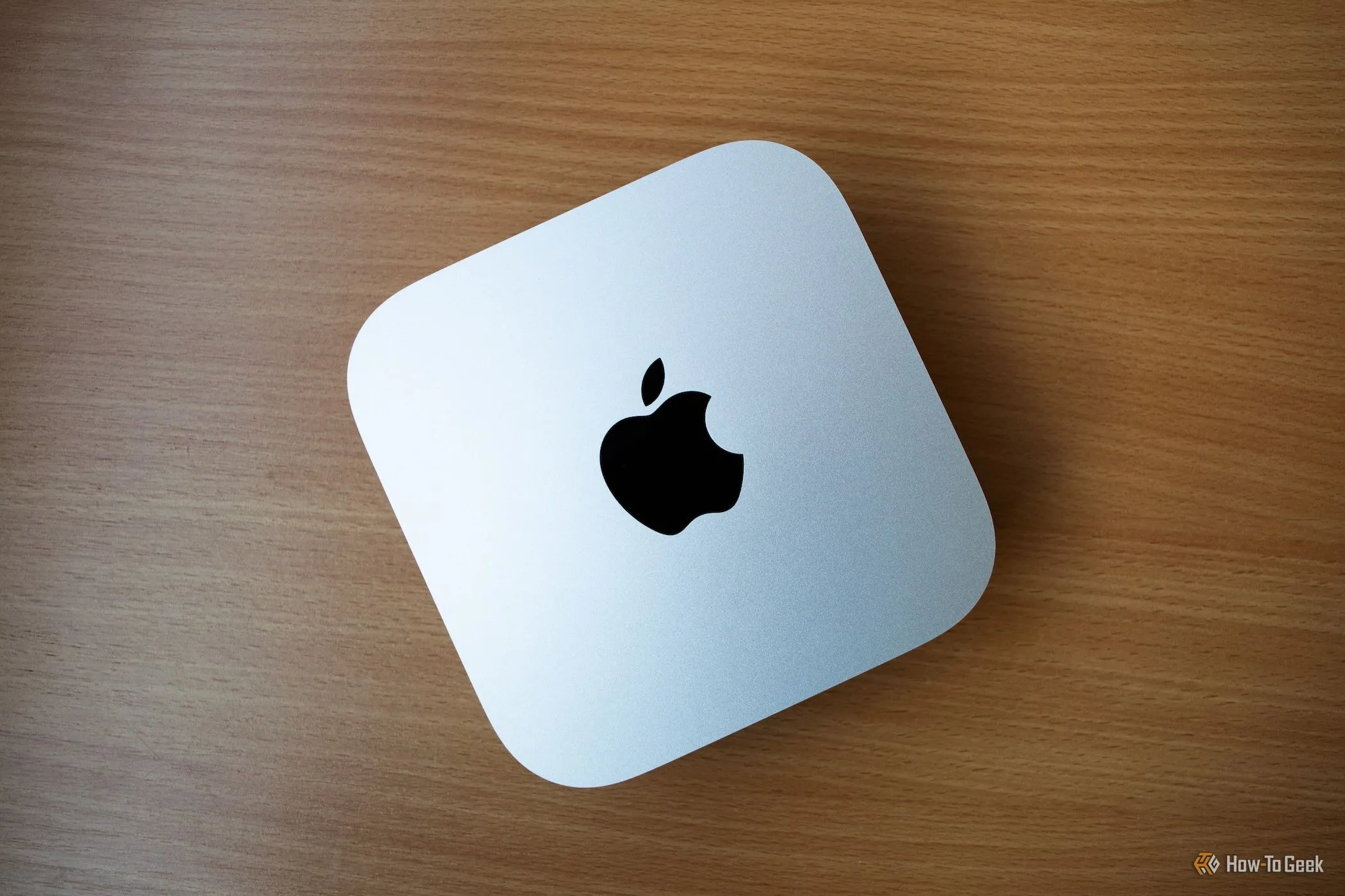 Mac Mini M4 trên bàn gỗ, với thiết kế nhỏ gọn phù hợp với nhiều không gian.