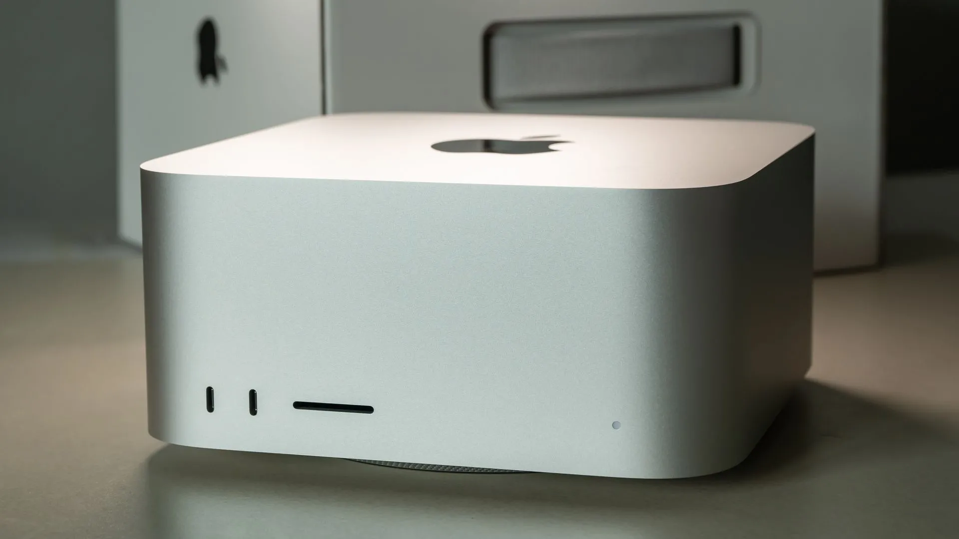 Mac Studio trên bàn làm việc, thể hiện thiết kế mạnh mẽ và khả năng tản nhiệt hiệu quả.