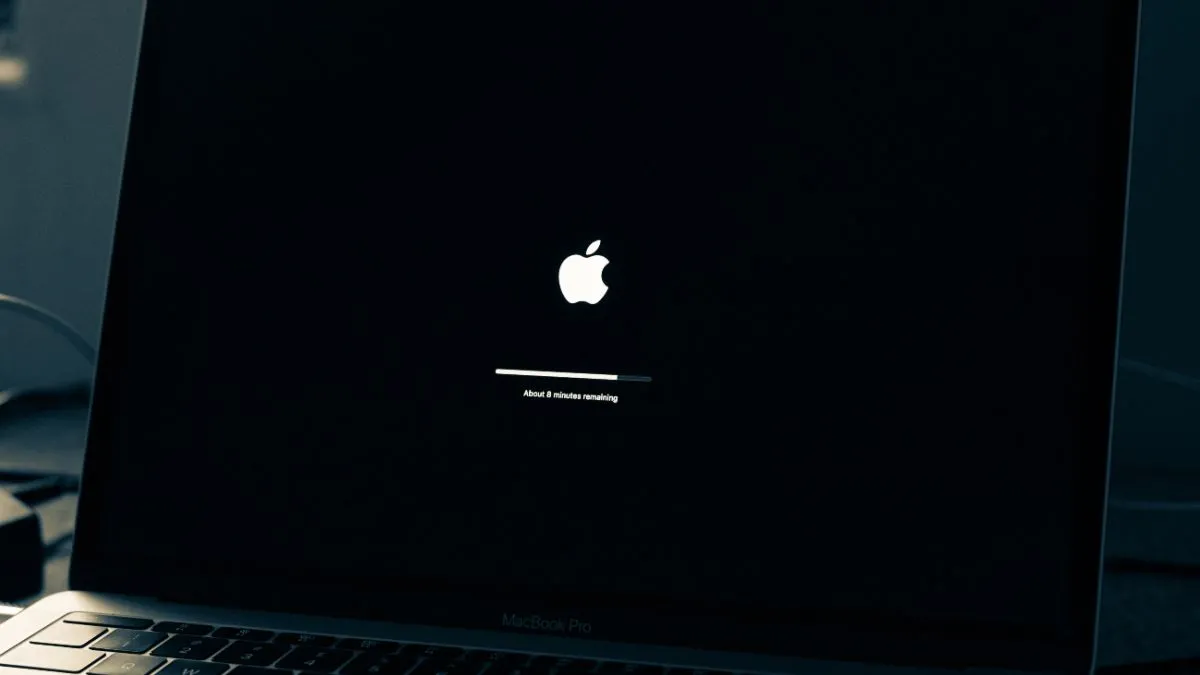 Màn hình cập nhật macOS đang hiển thị thông tin về phiên bản hệ điều hành mới.