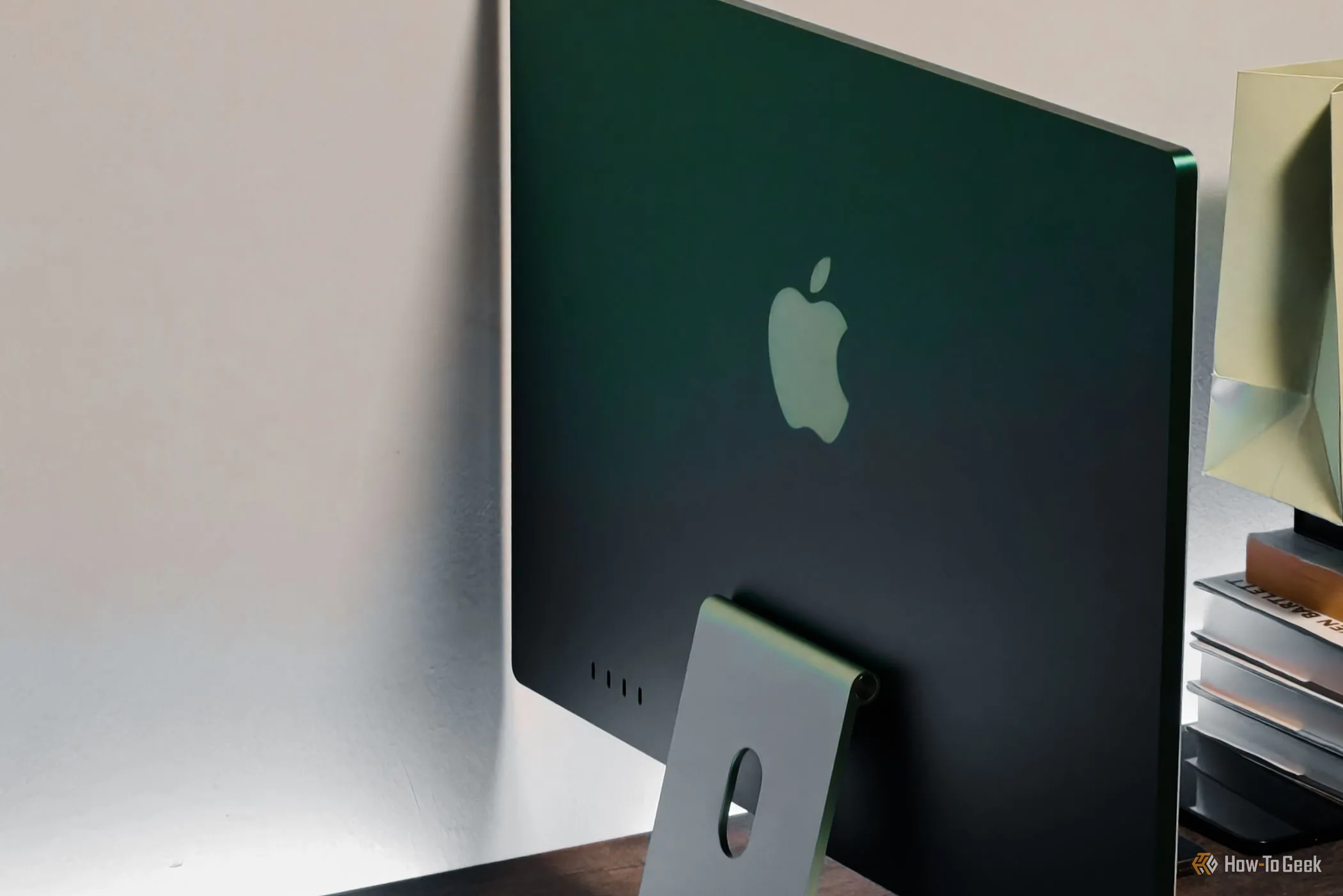 Mặt lưng iMac M4 màu xanh lá nhìn từ góc, tôn vinh vẻ đẹp thiết kế