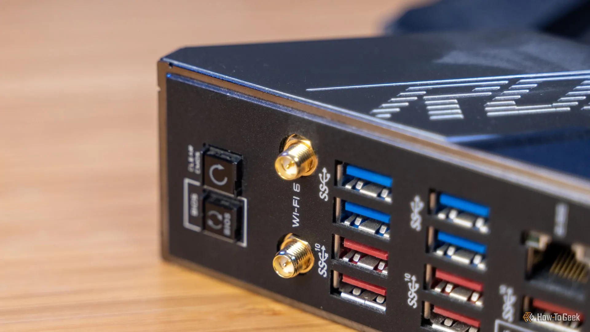 Mặt sau của bo mạch chủ ASUS ROG với các cổng USB và kết nối Wi-Fi.