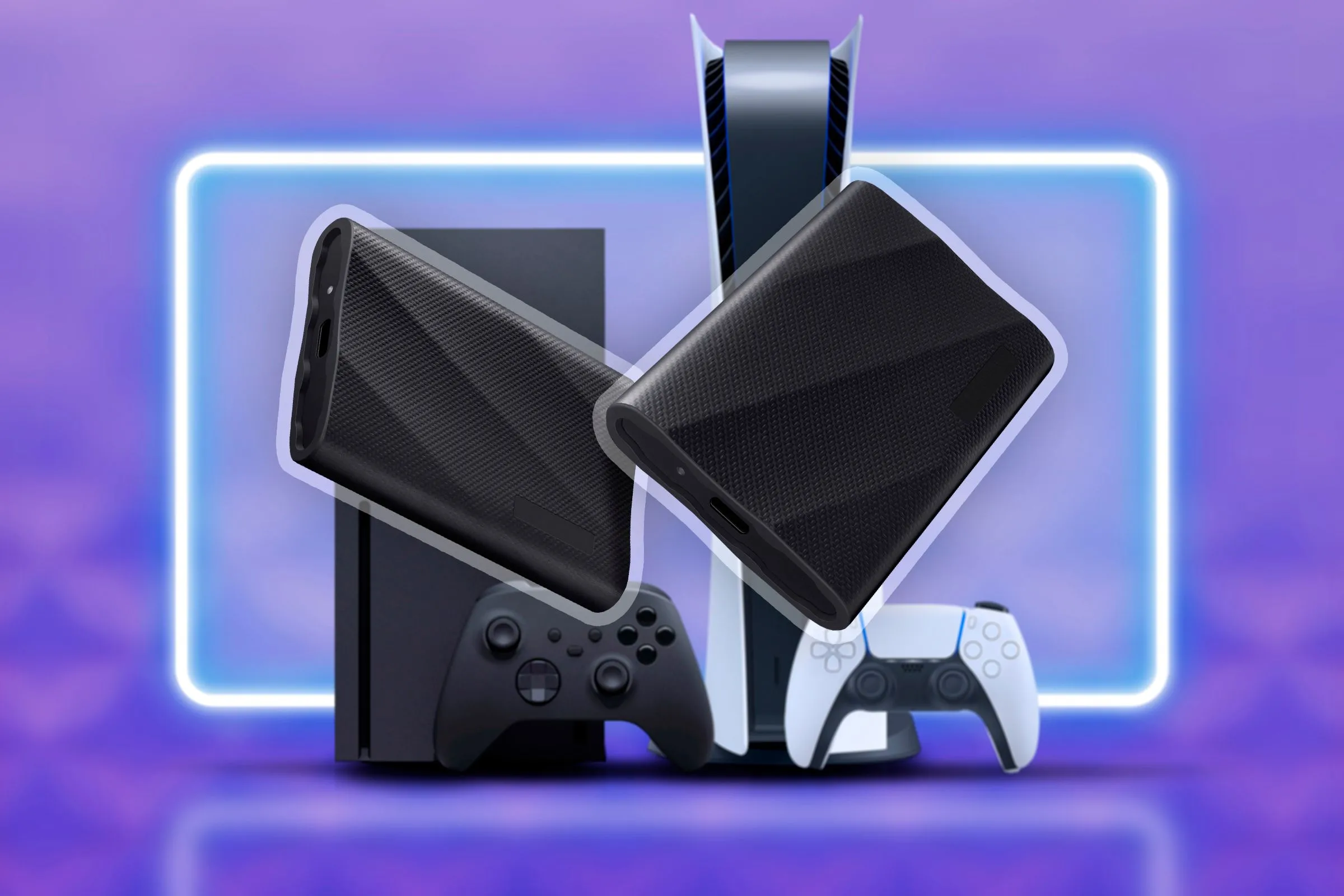 Máy chơi game Xbox và PlayStation đặt cạnh nhau, với hai ổ SSD ngoài ở giữa, thể hiện việc sử dụng ổ đĩa ngoài cho game