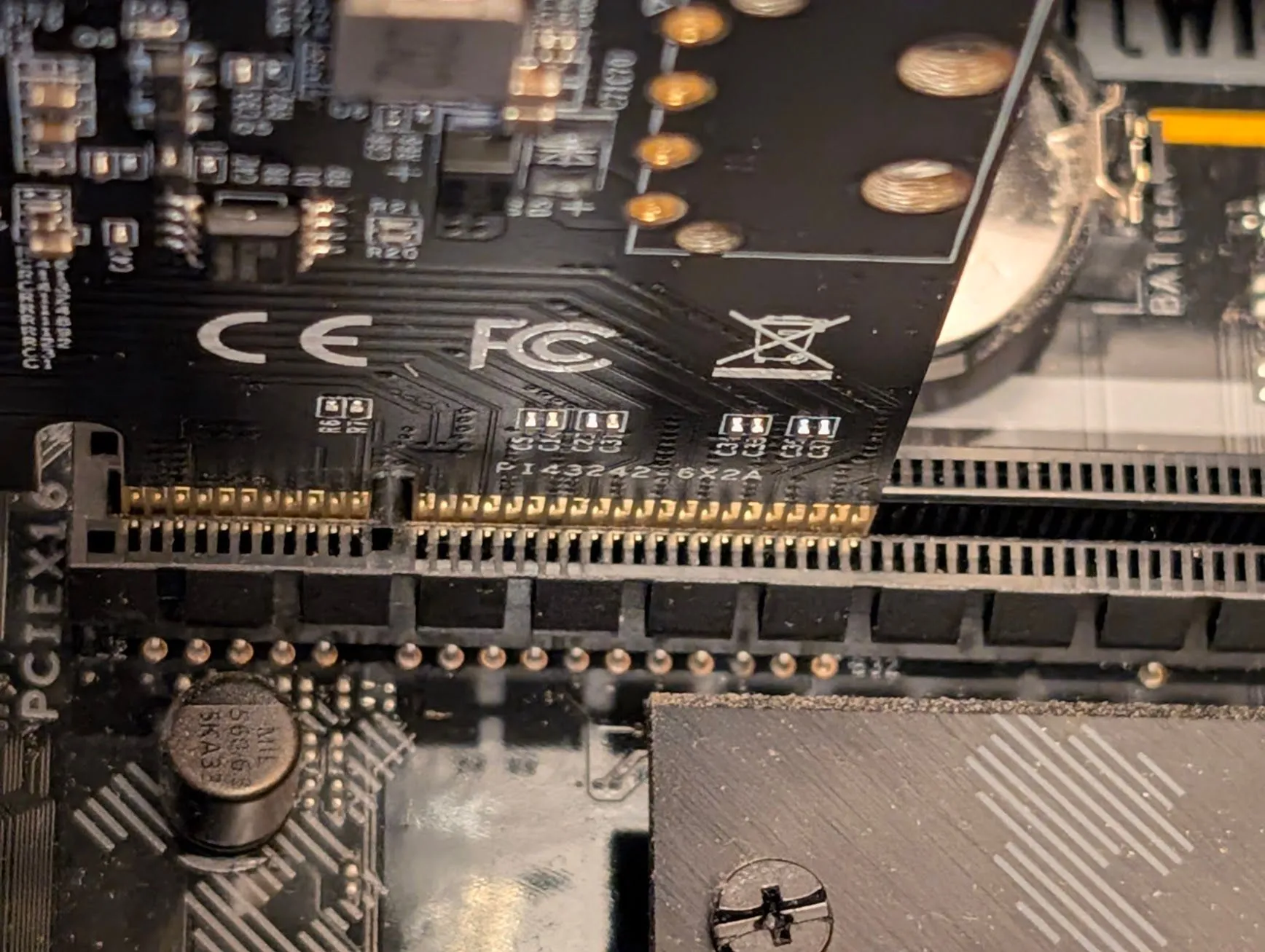 Minh họa card mở rộng PCIe x4 được cắm vào khe PCIe x16 trên bo mạch chủ.