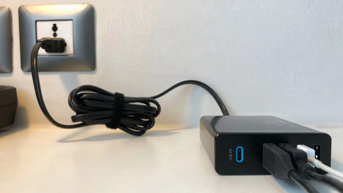 Minh họa về công nghệ USB Power Delivery (USB PD) đang sạc thiết bị di động.