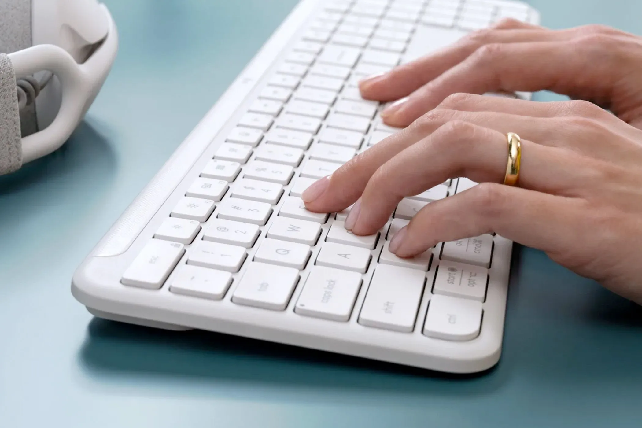 Người dùng đang gõ phím trên bàn phím, minh họa việc làm việc với dữ liệu trong Excel.