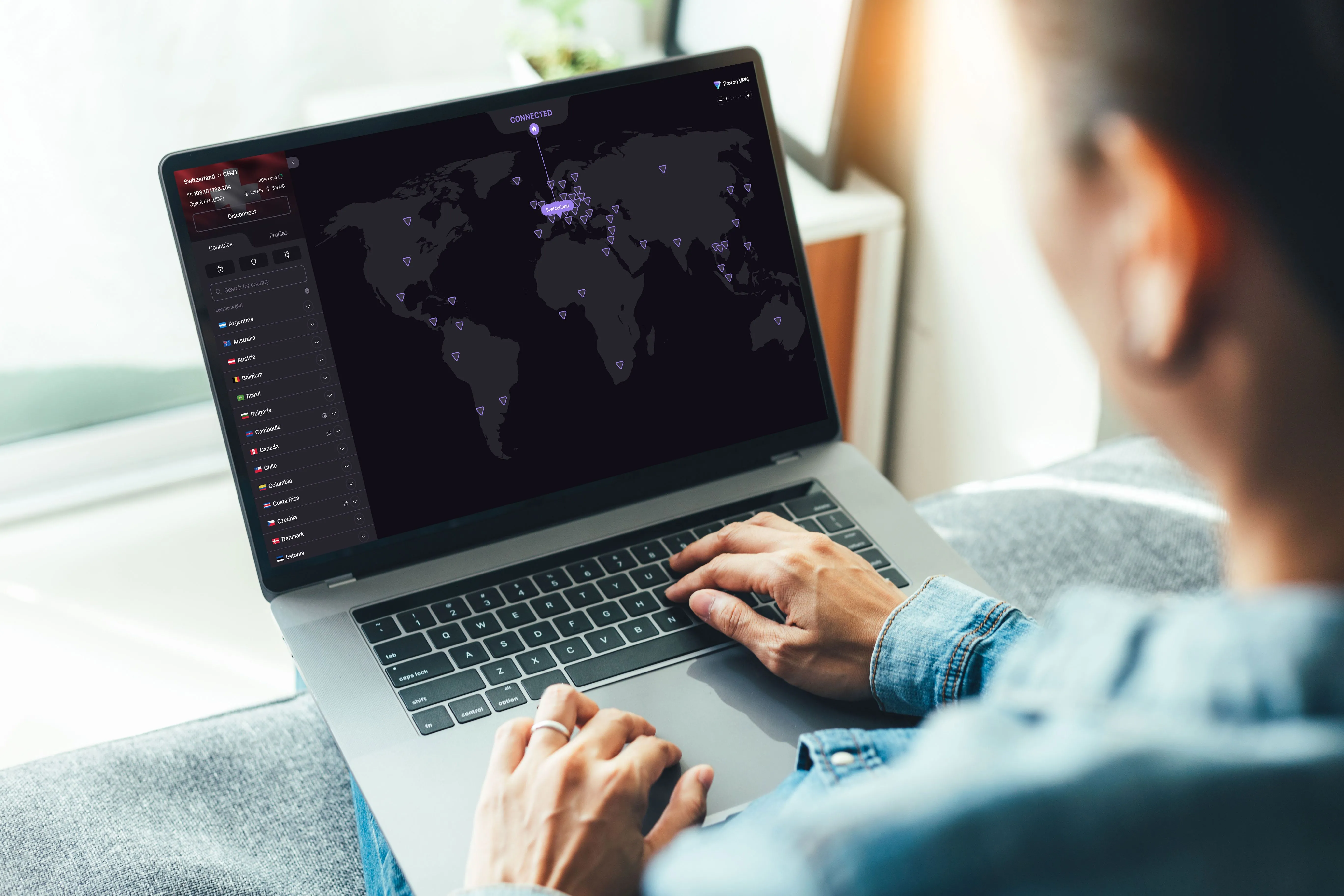 Người dùng đang sử dụng ứng dụng Proton VPN trên máy tính xách tay