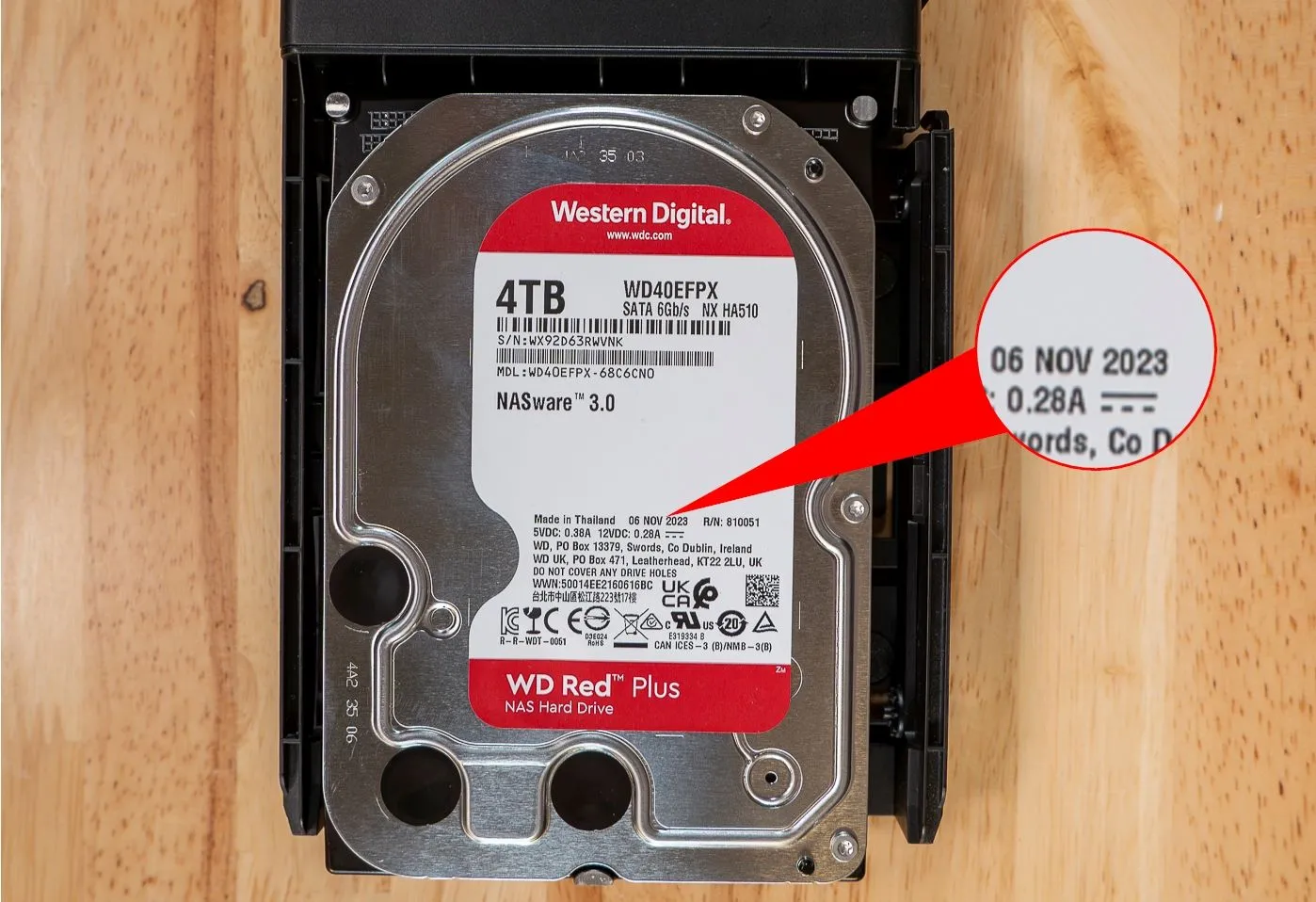Nhãn dán trên ổ cứng HDD hiển thị ngày sản xuất.