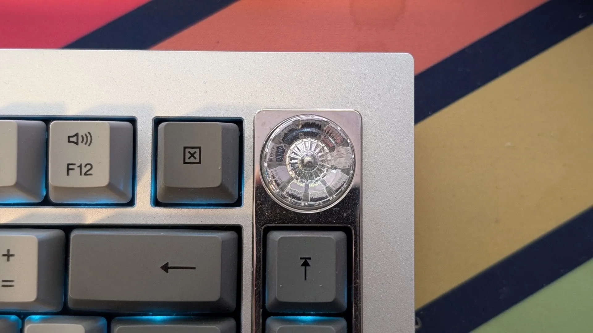 Núm xoay điều chỉnh âm lượng trên bàn phím OnePlus Keyboard 81 Pro