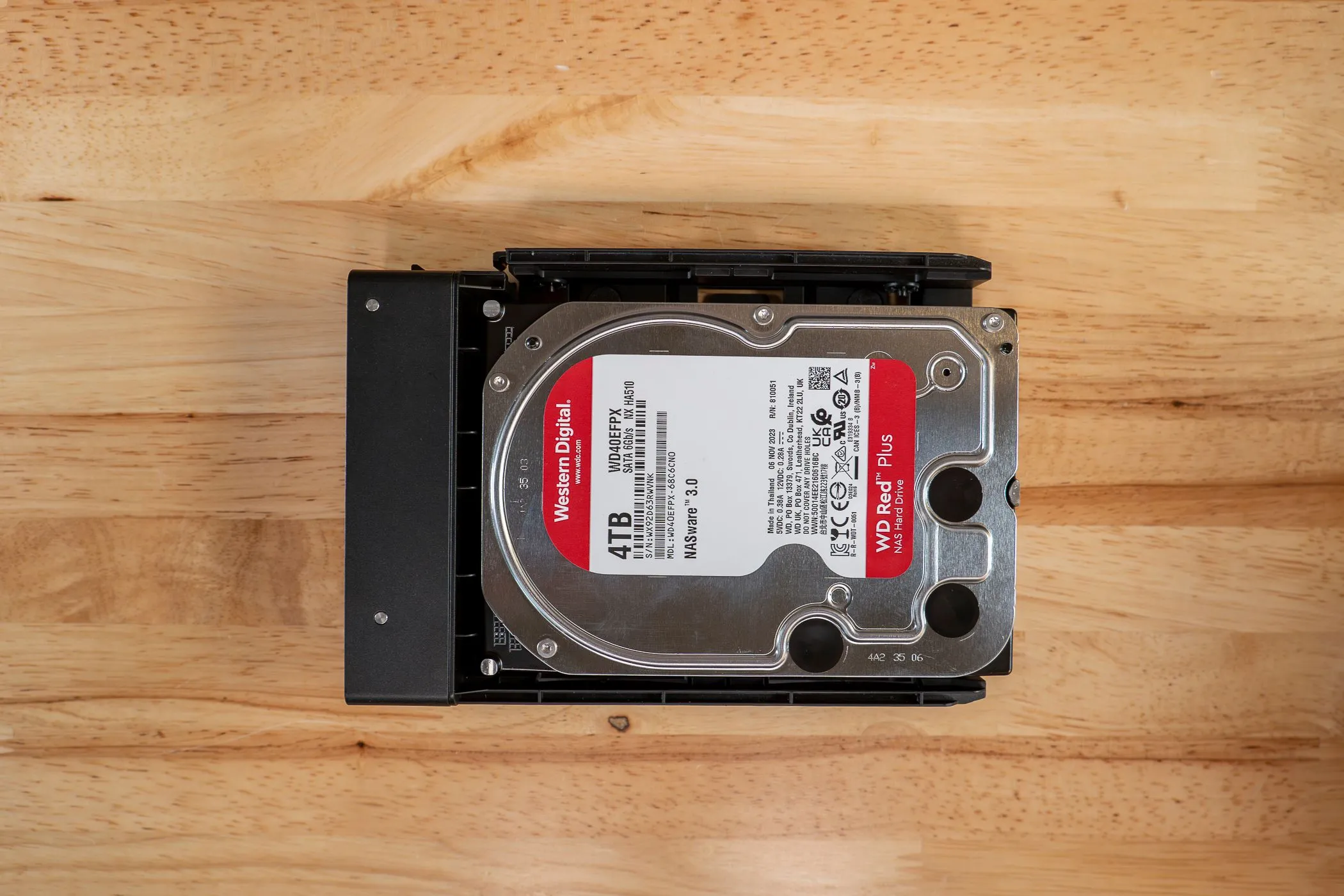 Ổ cứng Western Digital đang được lắp đặt vào khay ổ đĩa của hệ thống NAS