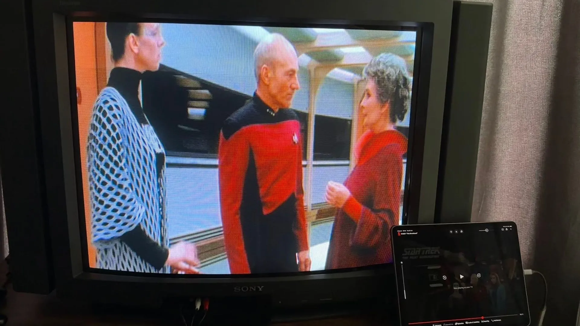 Phim Star Trek chiếu trên TV CRT nhỏ, phát từ iPad
