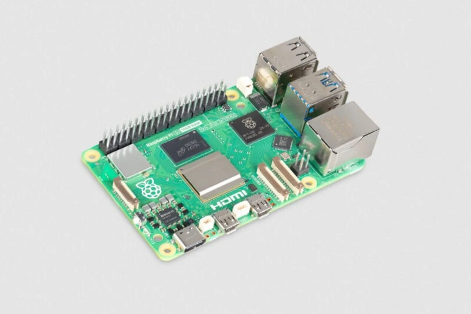 Raspberry Pi 5 B 16GB nằm trên một bề mặt màu xám, hiển thị rõ ràng các cổng kết nối và linh kiện bo mạch.