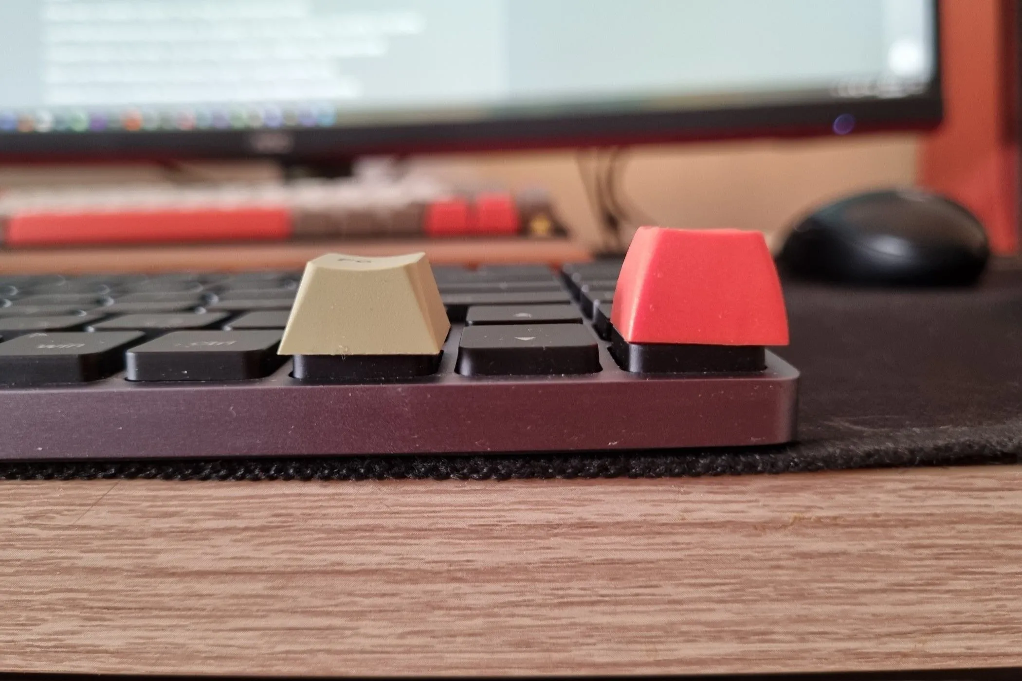 So sánh kích thước và hình dạng giữa các loại keycap Cherry, SA và low-profile, làm nổi bật sự khác biệt về chiều cao và cấu trúc.