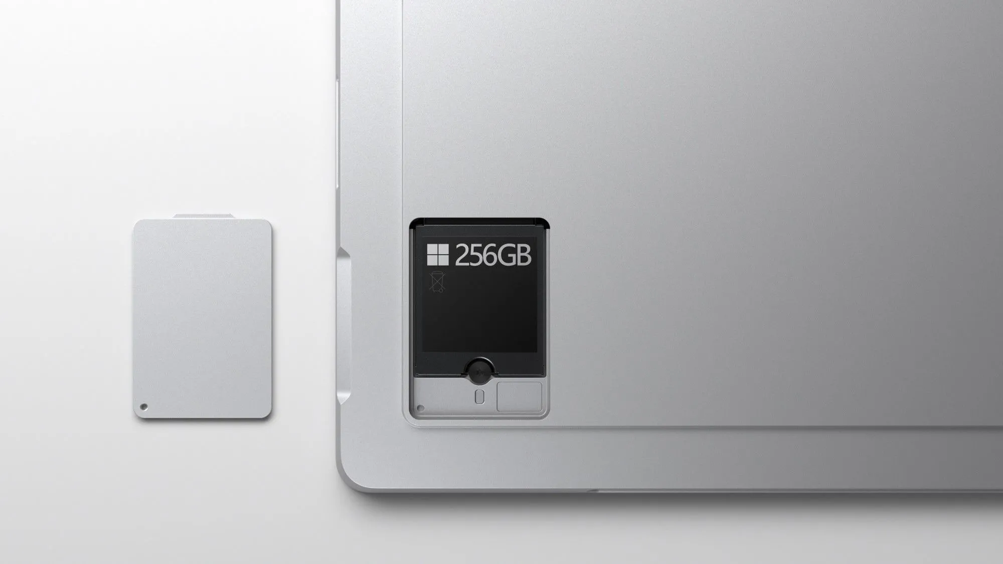 Thiết bị Microsoft Surface với nắp đậy SSD được tháo rời, cho phép người dùng tự nâng cấp.