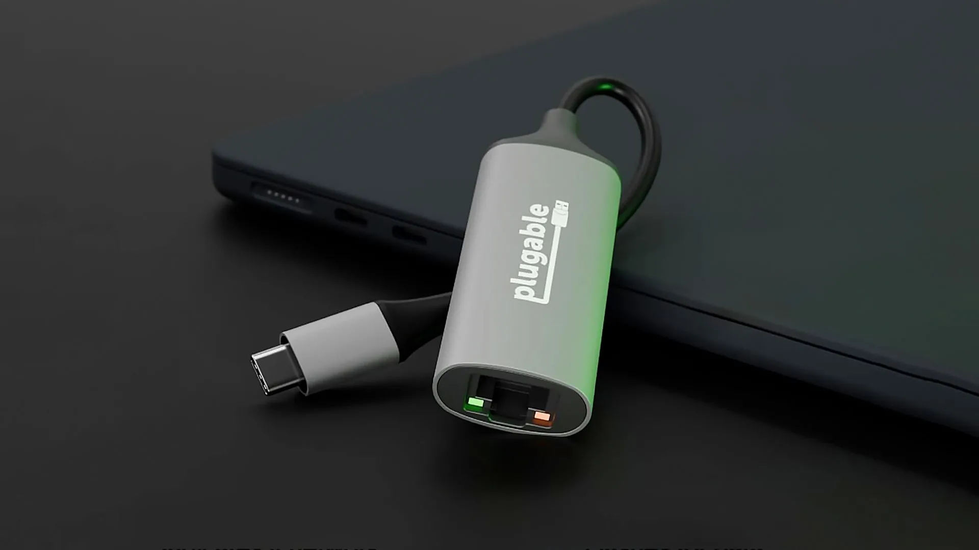 Trạm kết nối Plugable TBT-UDT3 Thunderbolt 5 với 11 cổng cắm vào máy tính xách tay.