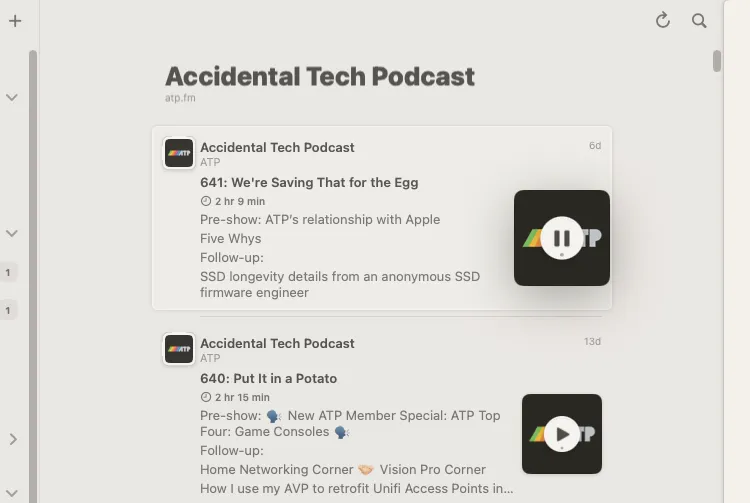 Ứng dụng đọc RSS hiển thị nguồn cấp dữ liệu podcast với hai tập đang hiển thị, trong đó tập mới nhất đang được phát.