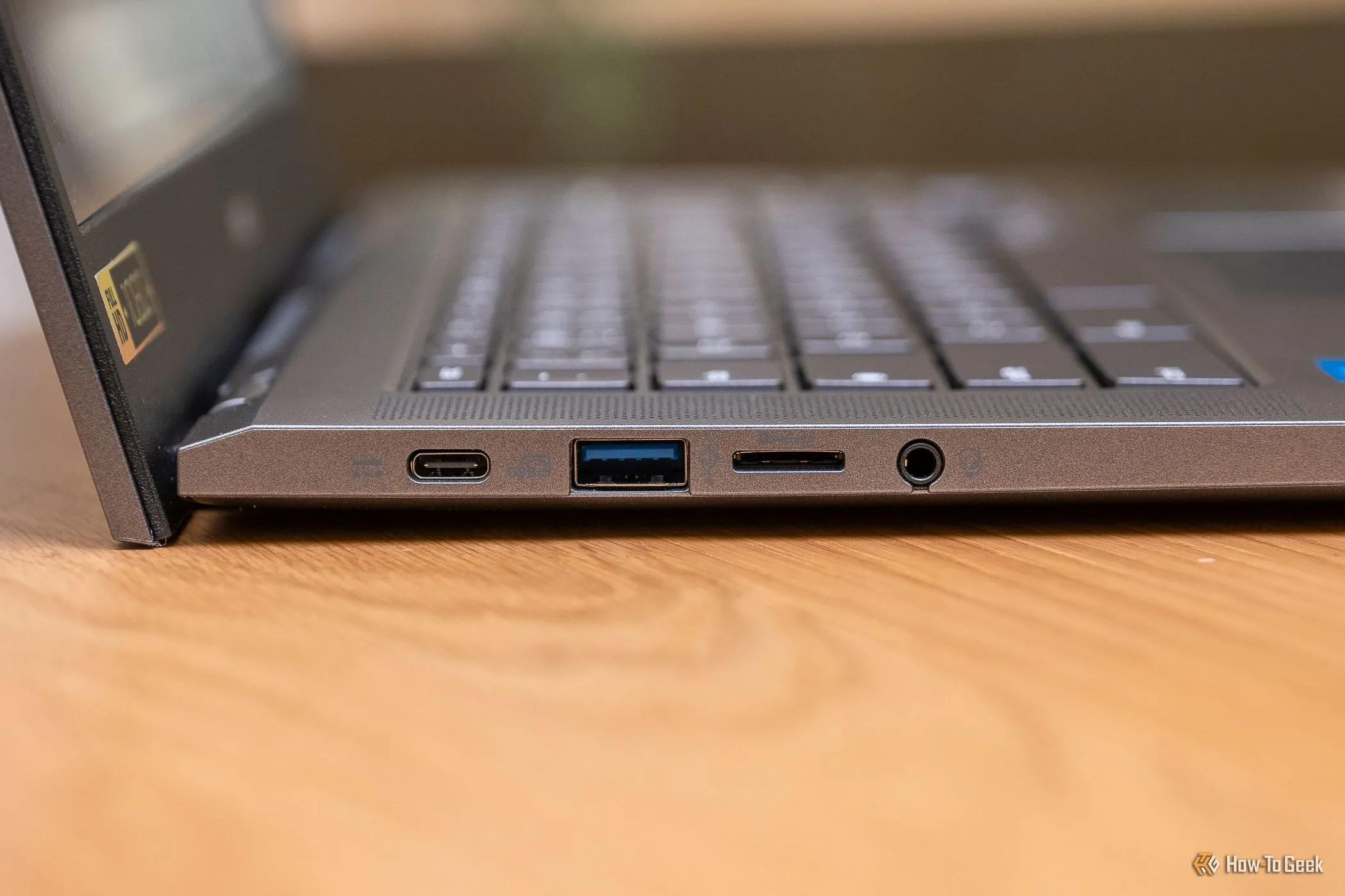 Cận cảnh các cổng kết nối ở cạnh trái của Acer Chromebook Plus 514, nhấn mạnh sự đa dạng và tầm quan trọng của các cổng USB và thiết bị ngoại vi.