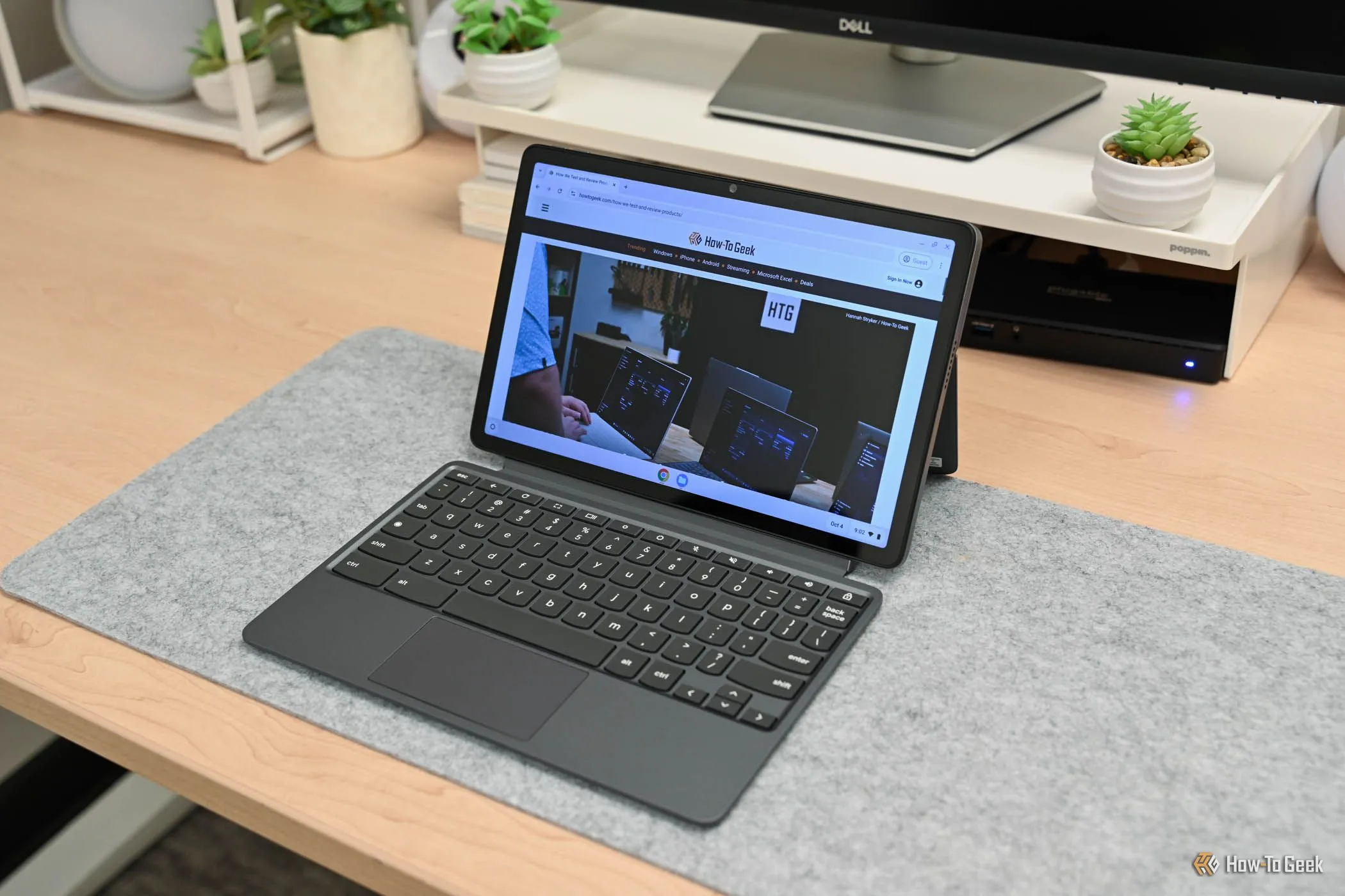Màn hình Lenovo Chromebook Duet 11-Inch hiển thị trang web How-To Geek, minh họa khả năng chạy ứng dụng và trình duyệt web trên Chromebook.