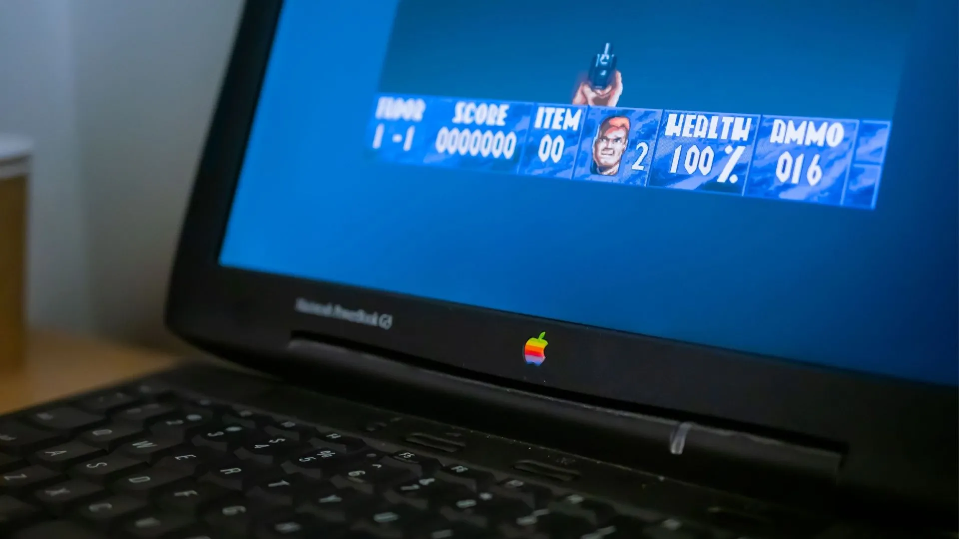 Triển lãm các máy tính xách tay Apple cũ với trò chơi điện tử retro trong bảo tàng công nghệ